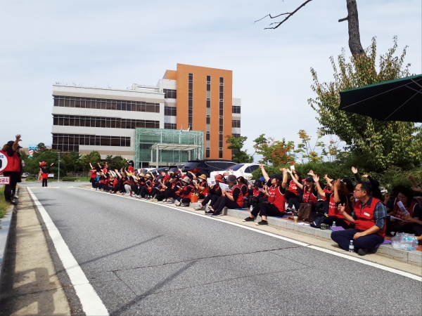 지난 26일 파업 현장에서 노래에 맞춰 율동을 하고 있는 한국고용정보 민주노총 노조원들.