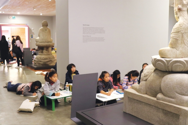 지난해 어린이 문화재 그리기 대회 참가 어린이들이 그림그리기에 집중하고 있다.  사진 제공=국립춘천박물관