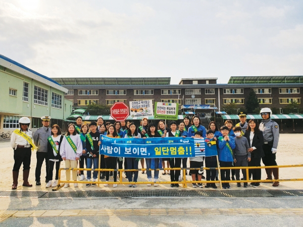 지난 8일에는 부안초등학교에서 등·하굣길 교통안전 캠페인을 진행했다. 사진 제공=춘천경찰서