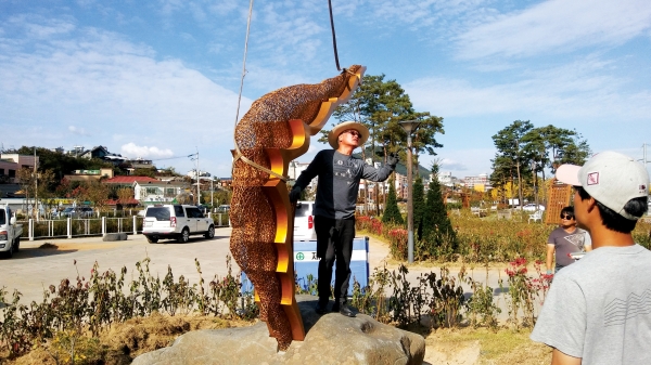 박장근 작가가 작품 '인트로(intro) 2019'를 약사천 수변공원에 설치하고 있다.