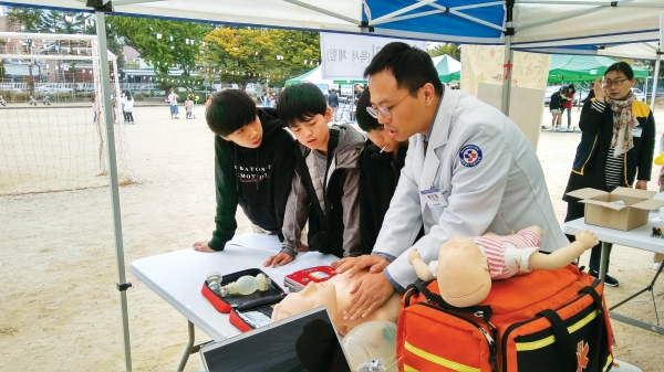 근화초등학교 가을축제 직업체험 부스에서 학생들이 응급처치법을 배우고 있다.