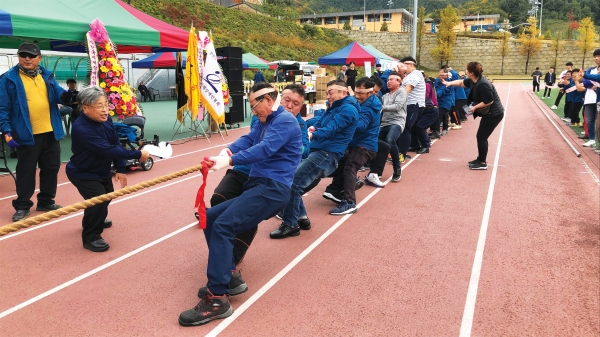 제27회 장애인한마음전진대회에서에 참가한 줄다리기 선수들의 모습.