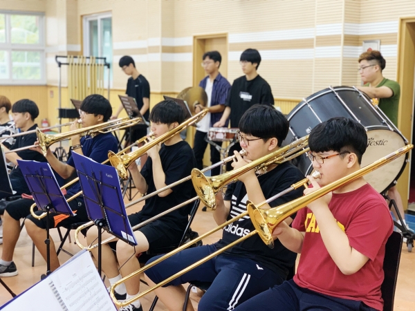 춘성중학교 오케스트라 학생단원들이 축제를 위해 연습중이다. 사진 제공=춘성중학교