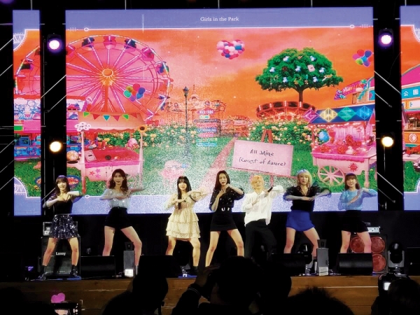 신인 걸그룹 ‘공원소녀’가 축하공연을 펼치고 있다.