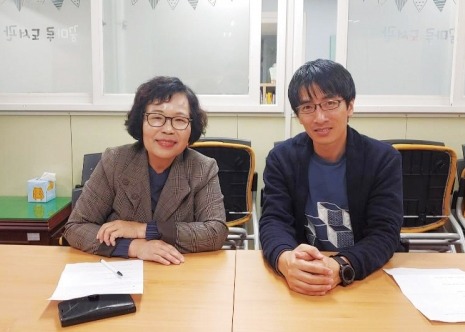 입주자대표회의 김금자 회장(왼쪽)과 ‘꿈마루 도서관 김동윤 관장