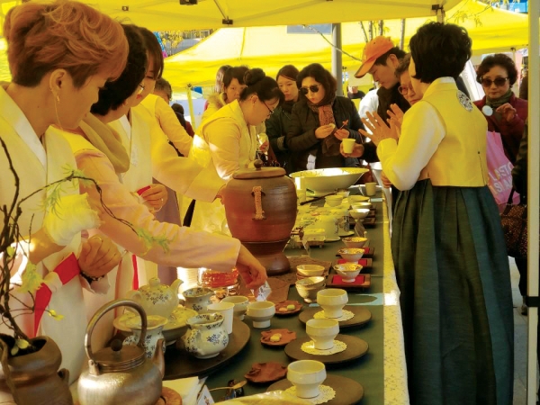 제17회 춘천시민의 날 행사에 참가한 불교단체가 전통차를 시민들에게 나누고 있다.
