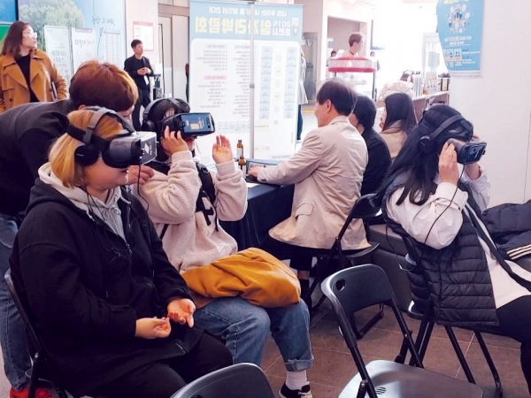 취업을 준비하는 구직자들이 VR를 통해 가상면접을 체험하고 있다.