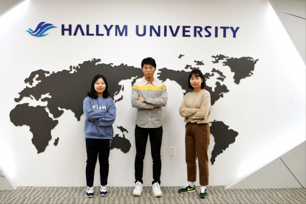 인터뷰를 마치고 기념사진 촬영에 임한 김혜주, 박선재, 김선주 학생(왼쪽부터).