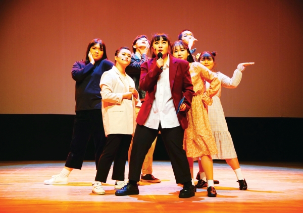 청소년연극아카데미 발표공연 〈헤어스프레이〉에서 코니 콜린스 역을 맡은 박성윤 학생(가운데)이 노래를 부르고 있다.    사진 제공 = 춘천연극제