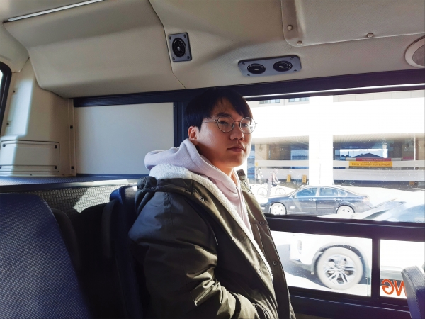 기자의 인터뷰에 응해준 대학원생 태헌 씨는 300번 버스를 종종 이용한다.