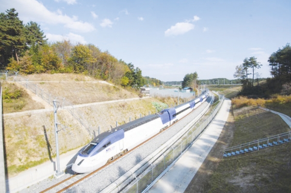 춘천-속초을 잇는 동서고속화철도의 개발 계획이 마루리 단계에 들어섰다. 사진은 2018 동계올림픽을 계기로 완공된 서울~강릉간 고속철(KTX)의 운행 모습.  사진 제공=코레일