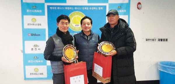 오픈부에서 우승한 ‘소양강 클럽’의 이병철·정광수 선수가 송영한 춘천시테니스협회장으로부터 상장을 받았다.