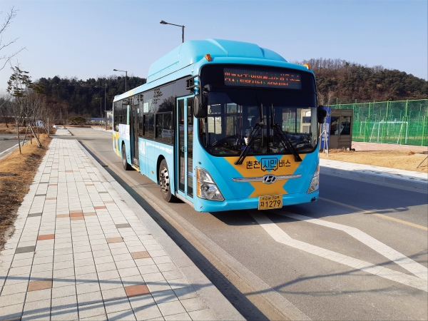 기종점인 신북읍 샘밭장터 정류장을 돌아 나가는 400번 버스.