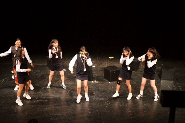 〈전학생의 수상한 목걸이〉공연에서 래퍼 역할을 맡은 송예지(무대 중앙)학생이 랩을 하고 있다.  사진 제공=춘천연극제