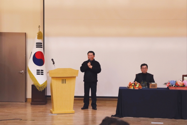 지난 12일 춘천시청에서 열린 ‘2019년 환경미화원 정년 퇴임식’에서 소감을 발표하는 정철수 씨.