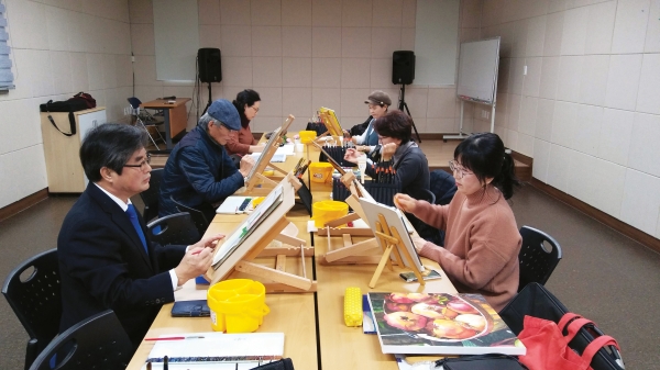 ‘꿈꾸는 수채화’회원들이 수요일 오전 아르숲 생활문화센터 강의실에 모여 그림그리기에 집중하고 있다.
