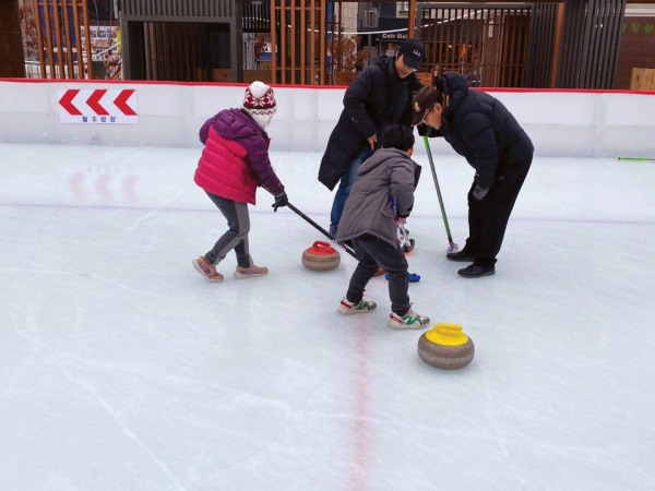 스톤이 잘 굴러갈 수 있도록 어린 참가자들이 빙판을 열심히 문지르고 있다.
