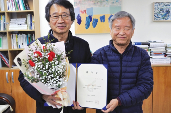 “잘 부탁합니다!” 지난 6일 춘천문화재단에서 이순원 소설가(왼쪽)가 최돈선 이사장으로부터 김유정문학촌장 위촉장을 받았다.