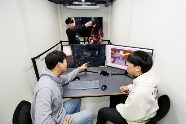 KNU스타트업큐브 ‘VR·AR 창업실습실’에서 학생들이 장비조작법을 익히고 있다.     사진 제공=강원대학교