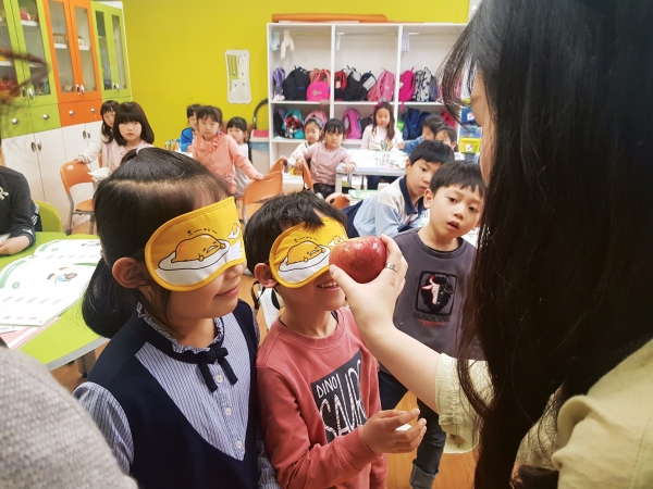 춘천시 한 초등학교에서 건강 돌봄놀이터 영양 프로그램에 참여한 아이들이 안대를 쓰고 앞에 있는 물건이 무엇인지 맞추고 있다.사진 제공=춘천시보건소