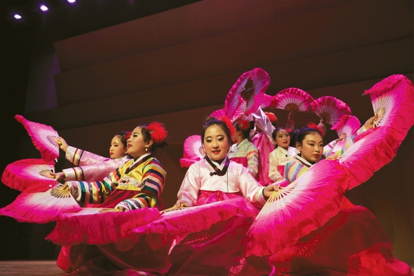 부채춤 공연을 하는 에벤에셀지역아동센터 아동들의 모습.사진 제공=위드사회적협동조합