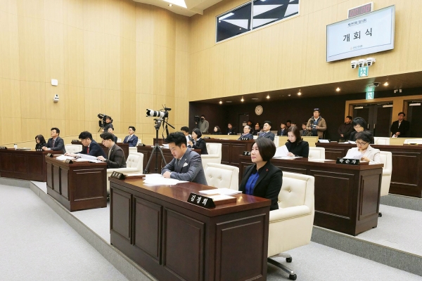 2020년도 첫 춘천시의회가 열렸댜. 의원들이 의장의 개회사를 경청하고 있다. 사진 제공=춘천시의회