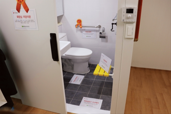 케어안심주택 화장실은 사용자의 저하된 신체 기능에 맞춰 이용에 불편함이 없도록 수리됐다. 화장실은 미닫이문으로 바꿨고 샤워의자와 안전손잡이를 추가로 설치했으며 문턱과 세면대를 낮췄다.