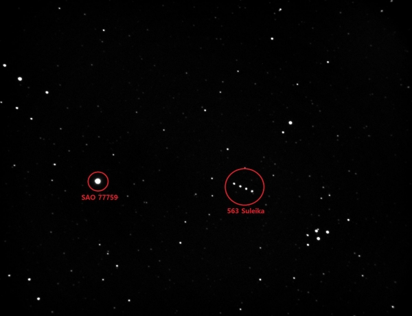 조윤호 학생이 4차례의 연속적인 촬영을 통해 얻은 이미지를 한 장으로 겹쳐놓은 사진으로, 소행성(오른쪽 붉은색 원)의 이동 모습을 보여주고 있다.사진 제공=강원대학교 과학교육학부