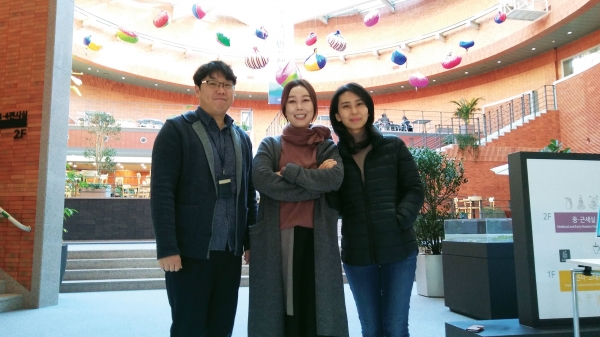 왼쪽부터 조용환, 김순옥, 권유미 학예사