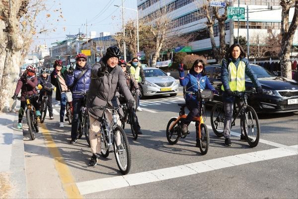 지난달, 추운 날씨에도 자전거를 즐기는 ‘자전거 춘천’ 회원들. 사진=《춘천사람들》 DB.