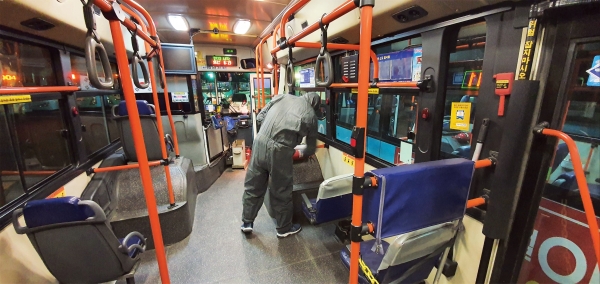 코로나19 확산을 방지하기 위해 춘천시내 버스를 소독하는 모습.사진 제공=춘천시