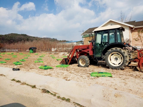 경칩이 지나면 본격적인 농사철이 시작된다. 춘천의 농가들도 퇴비를 뿌리기 위한 준비가 한창이다.