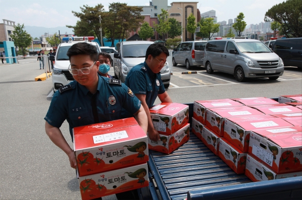 춘천경찰서는 지난달 26일 풍물시장에서 구입한 청과를 경찰서 전 직원에게 지급했다.      사진 제공=춘천경찰서