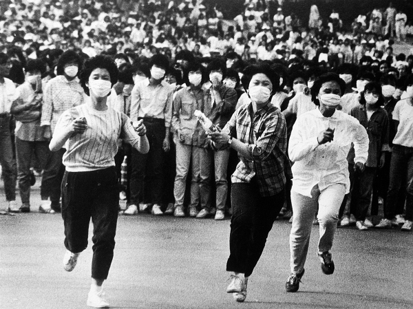 〈여학생과 화염병〉 / 이화여대 / 1986.5.31.창립 1백 주년 기념식을 마친 학생들은 ‘군부 독재 타도’를 외치며 교문 앞으로 진출, 진압 경찰에게 돌과 화염병을 던지며 시위를 벌였다.