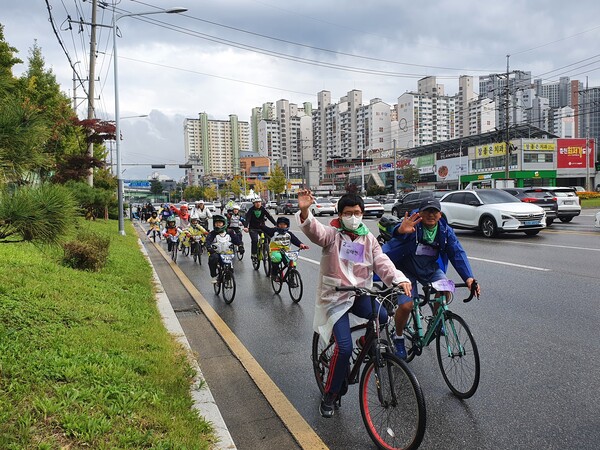 자전거 전문가와 짝을 이루어 주행하는 모습. 사진=‘두바세’.