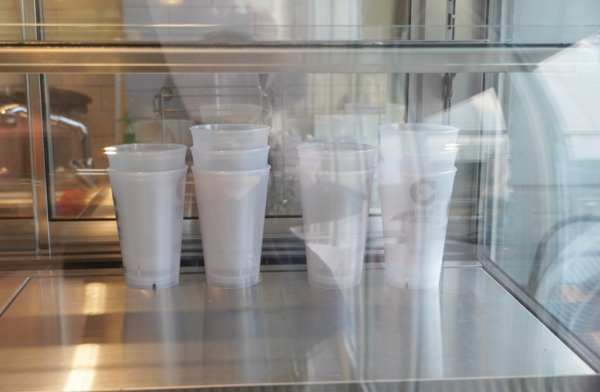 제휴카페는 반납된 ‘E컵’을 카페 한쪽에 모아 둔다.