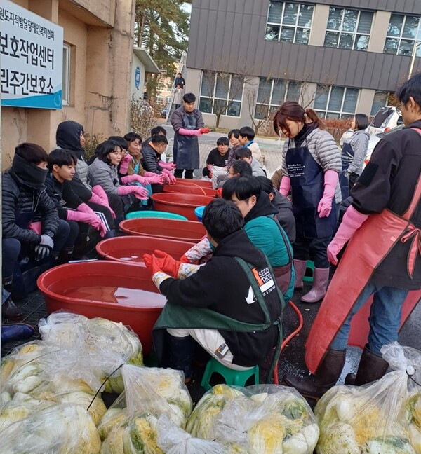 지난 13~15일, 강원도지적발달장애인복지협회 호반보호작업센터에서 사회복지사 등 70여 명이 모여 장애인 등 취약계층에 나눠줄 김치 1천여 포기를 담갔다.