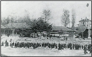 1923년 당시 춘천공립보통학교 교사. 《춘천교백년사》에 수록된 사진. 출처=춘천디지털기록관.