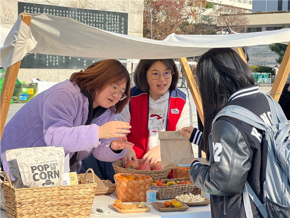 강원대 캠퍼스에서 로컬 농산물을 소개하는 왕영현 활동가.