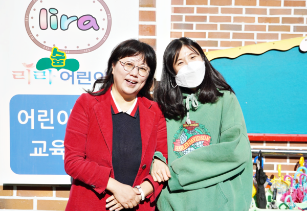 김미영 원장(왼쪽)과 학부모 유지영 씨.