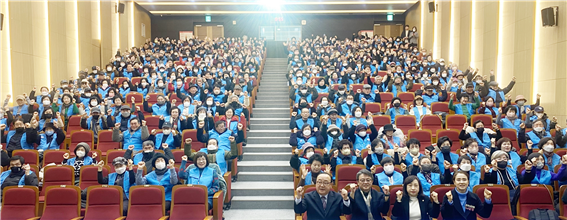 춘천시니어클럽 노인일자리사업 참여자들.