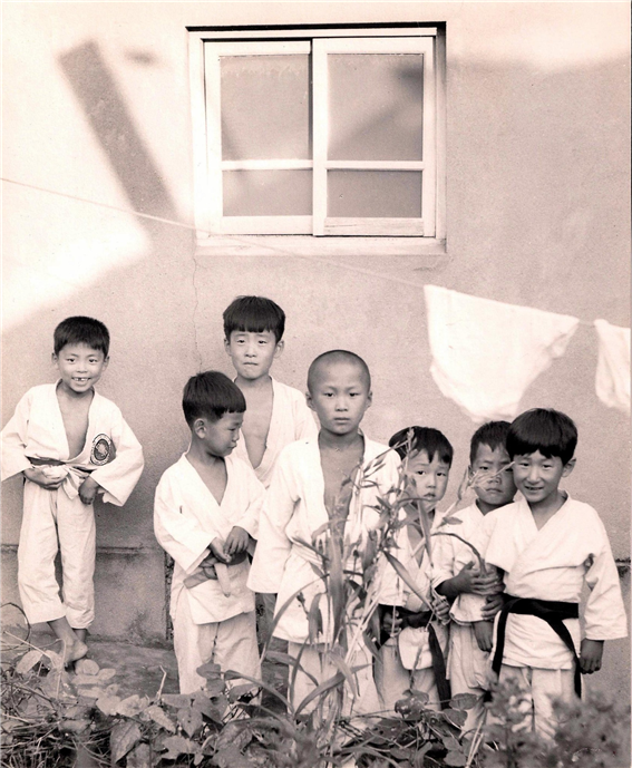 1971년 존 아빌드 씨가 찍은 춘천의 태권도 소년들. 시내 어딘가로 추정된다.