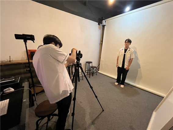 지난해 협동조합 ‘가시광선’의 강승원 이사장과 함께 프로필사진 촬영을 체험하는 모습.