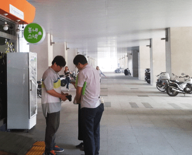 춘천 시내 방사선 측정 활동을 벌이는 '방생단' 회원들.