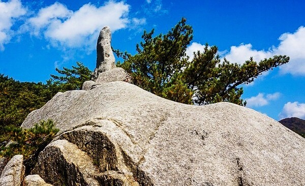 청평산 천단과 촛대바위.