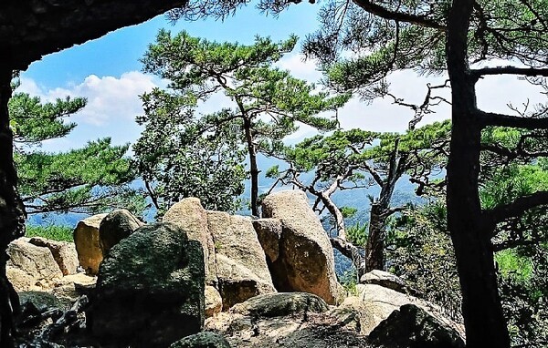 청평산 부용봉 천단 아래에 있는 소요대의 기암기석.