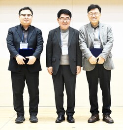 감사패를 받은 하승수 대표와 정창수 소장. 사진=바지연