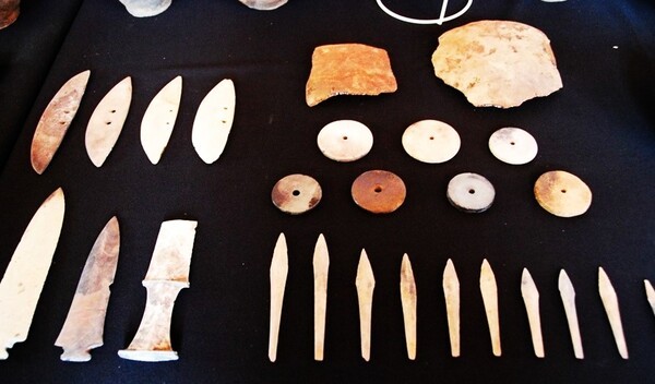 중도에서 발굴된 석검과 석촉.