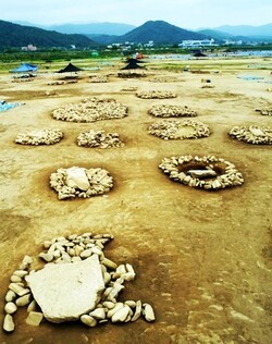 중도 고인돌 군락.