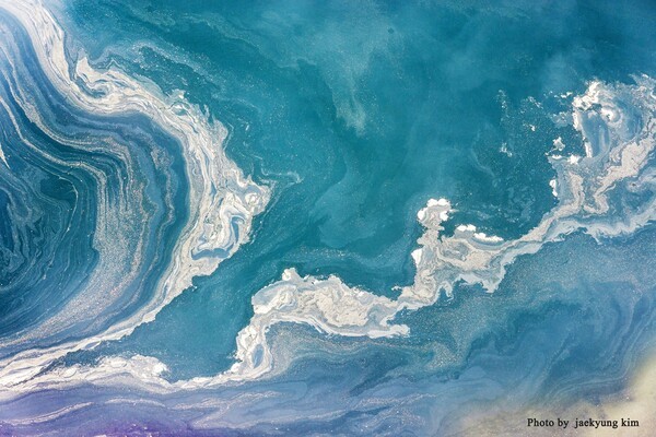 《내셔널 지오그래픽 트래블러》9월호에 실린 네 작품 중 첫 작품. 마치 누군가 정교하게 그린 풍경화 같지만, "가장 비극적인 진실을 가장 아름다운 모습으로 숨기고 있는" 의암호 풍경이다.